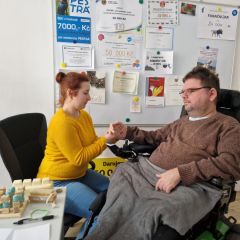 Foto: Ergoterapeutka Anička při práci s klientkou Lenkou.